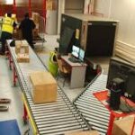 Muncitor DHL sortare