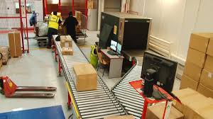 Muncitor DHL sortare